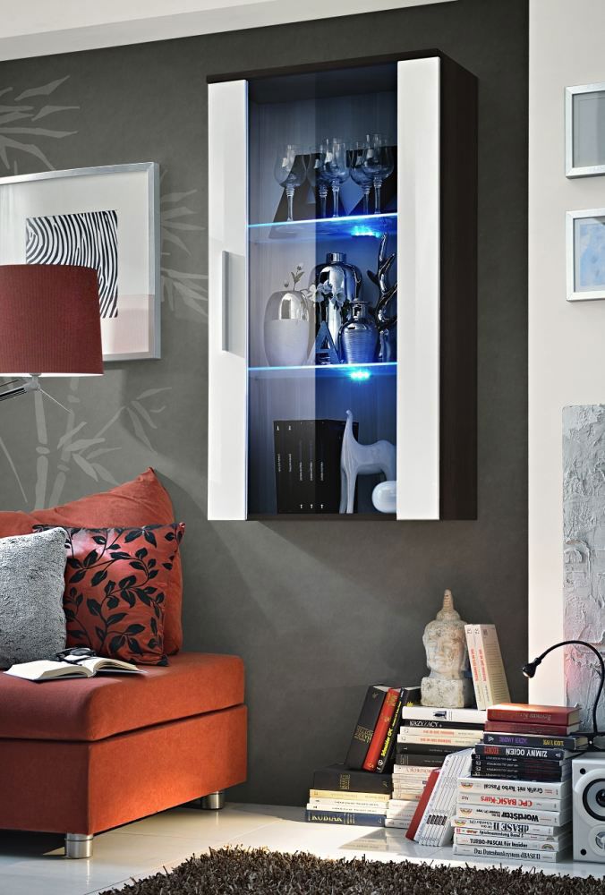 Moderne Hängevitrine mit drei Fächern Salmeli 20, Farbe: Weiß / Wenge - Abmessungen: 110 x 60 x 29 cm (H x B x T), mit LED-Beleuchtung